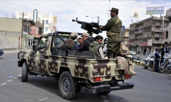 الحوثيون يقتحمون قاعدة بحرية في الحديدة