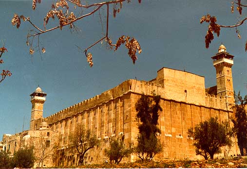 مستوطنون يدنسون الإسحاقية بالمسجد الإبراهيمي