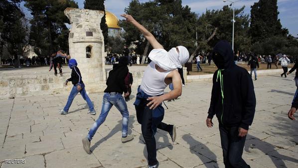 مواجهات في القدس بعد إغلاق الأقصى أمام المسلمين