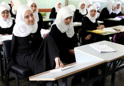 التعليم توفر مقعدًا خاصًّا لطالبة معاقة حركيًّا
