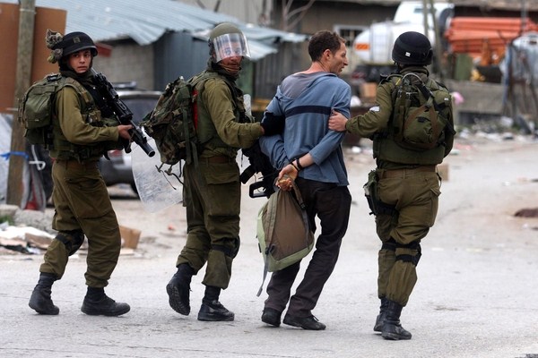 الاحتلال يعتقل فلسطينيا بزعم حيازته عبوة ناسفة