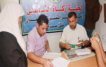 زكاة الشاطئ توزع 100 دولار لـ80 أسرة