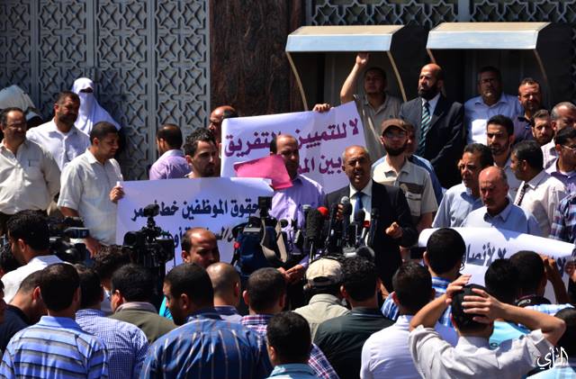 إضراب شامل لموظفي غزة احتجاجا على قطع الرواتب