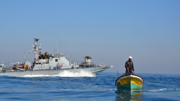 نجاة صياديْن بعد إحراق قاربهما في بحر رفح