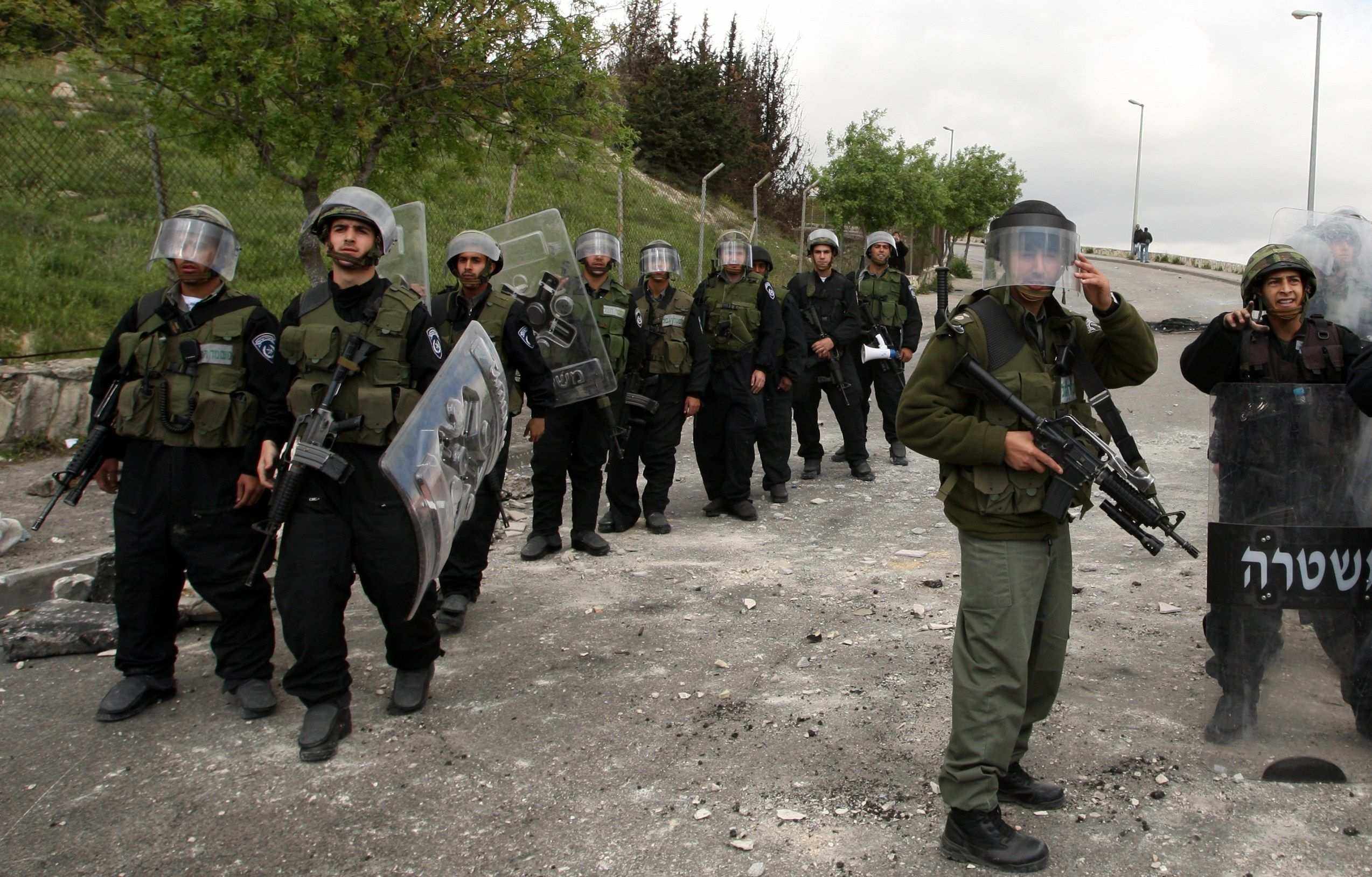 الاحتلال يعتقل 15 فلسطينيا بالضفة
