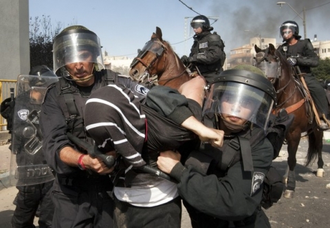 الاحتلال يعتقل فلسطينيا من مخيم شعفاط