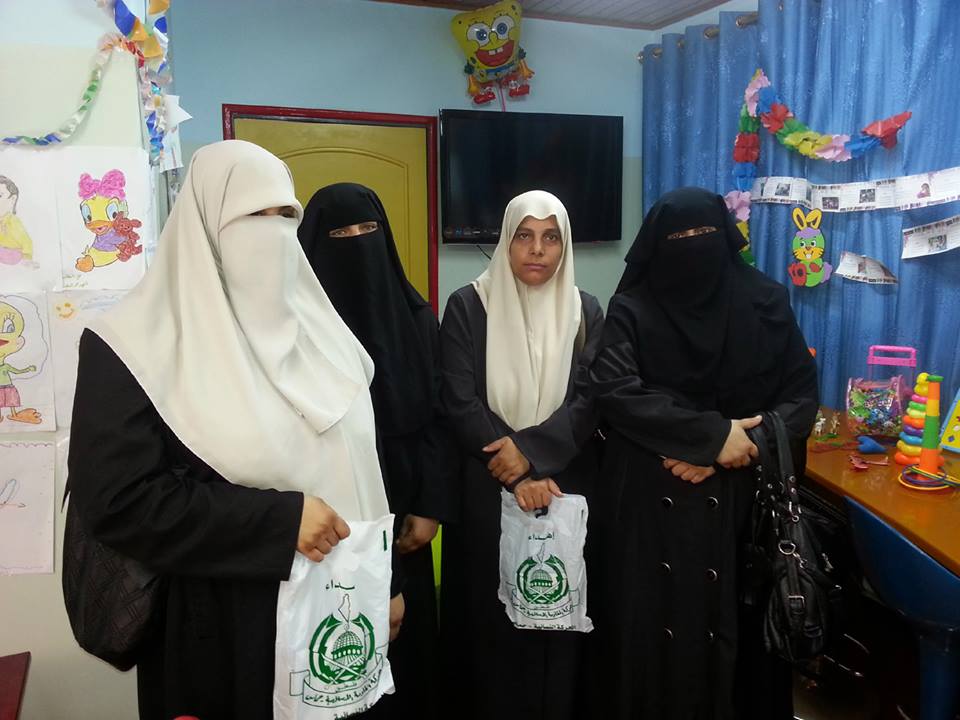 الحركة النسائية تنظم زيارات لذوي الشهداء في المغازي