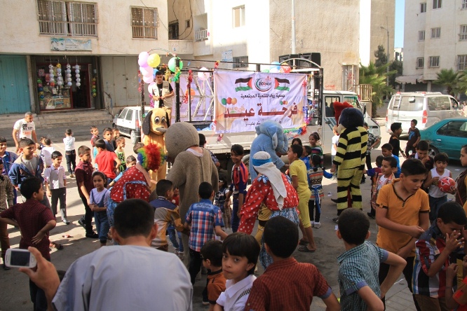 رواد تنفذ مشروع فرحة عيد في غزة