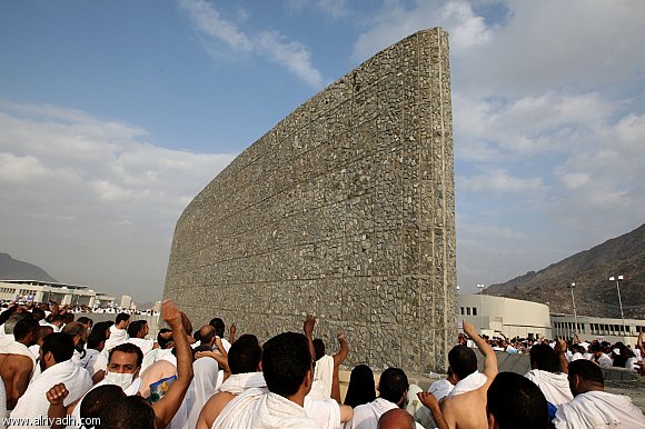 الحجاج يرمون جمرة العقبة ويبدؤون مناسك يوم النحر