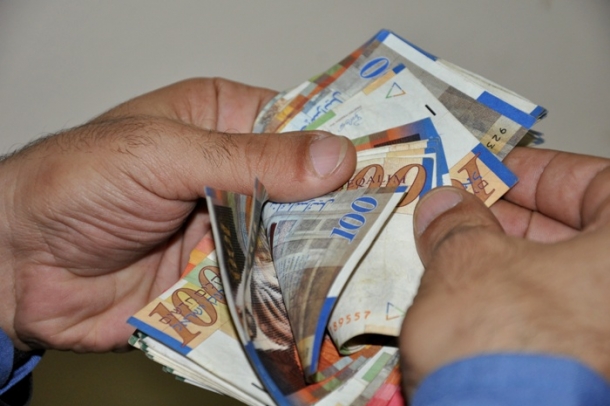 خبير: انتهاء عصر قوة الشيقل والدولار سيصرف مقابل 4 شواقل