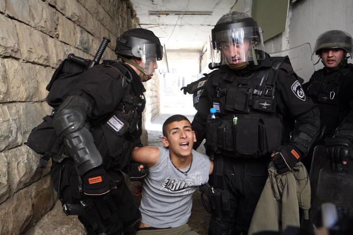 قوات الاحتلال تعتقل 27 مواطنا في الضفة والقدس