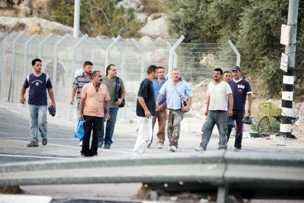 العمال الفلسطينيون بالداخل المحتل.. ضحايا في مهب كورونا