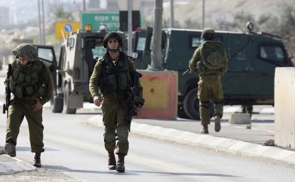 فلسطينيون يحرقون سيارة مستوطن قرب حوارة والاحتلال يحظر التجوال