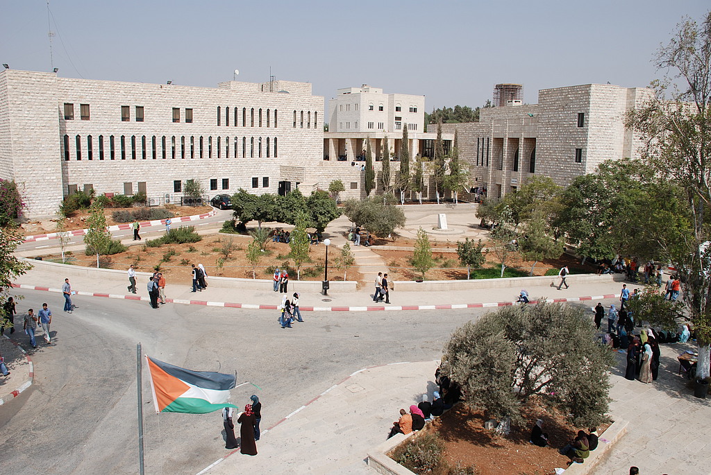 احتجاجات طلابية على زيارة القنصل الفرنسي لجامعة بيرزيت
