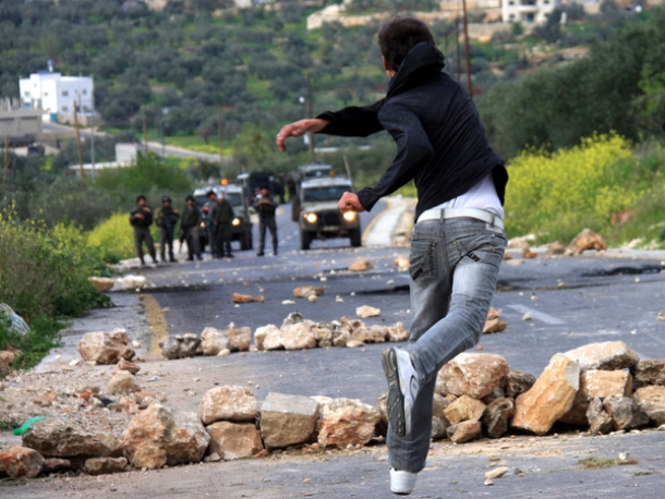 شبان يحطمون 3 سيارات لشرطة الاحتلال بالعيسوية