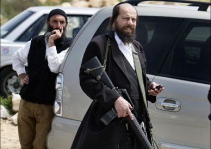 مستوطن يطلق النار على مركبة فلسطينية بالخليل