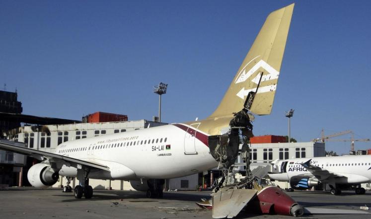 طائرة تستهدف مطار معيتيقة واشتباكات غرب طرابلس