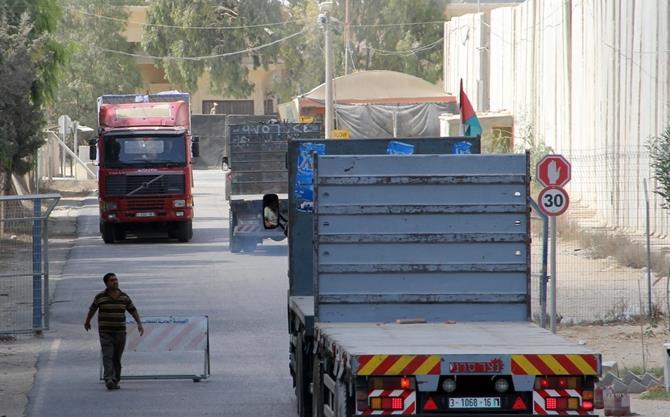الاحتلال يسمح بإدخال 400 شاحنة لغزة اليوم عبر معبر أبو سالم