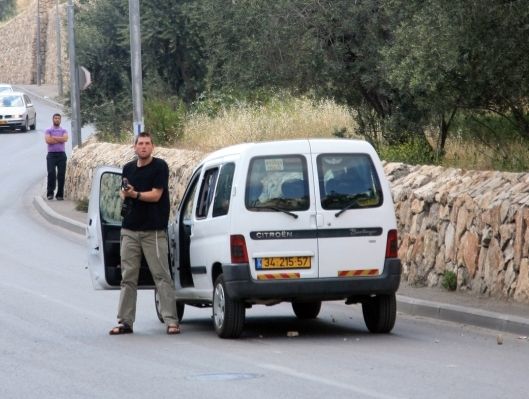 نجاة مزارع فلسطيني بعد محاولة مستوطن دهسه