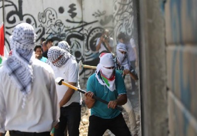 نشطاء يحدثون ثغرة في جدار الفصل العنصري قرب القدس