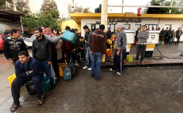 خلاف بين المالية وهيئة البترول يؤخر وقود غزة