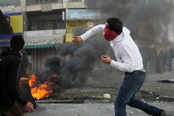 عقب إصابة مستوطنيْن.. مواجهات عنيفة في سنجل