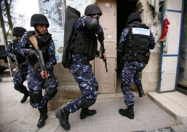 الشرطة تضبط 34 قطعة أثرية داخل منزل بالخليل