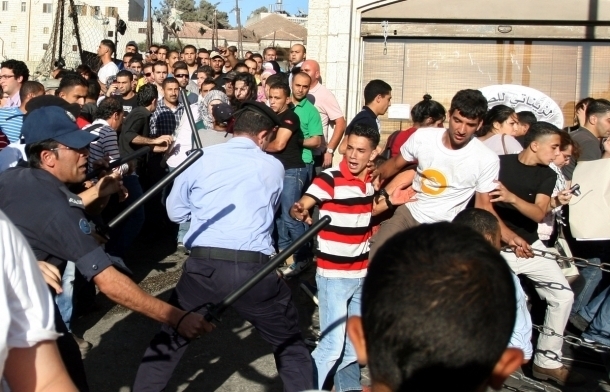 أجهزة السلطة تمنع مسيرة تضامنية مع الأسرى متوجهة لمحكمة صهيونية