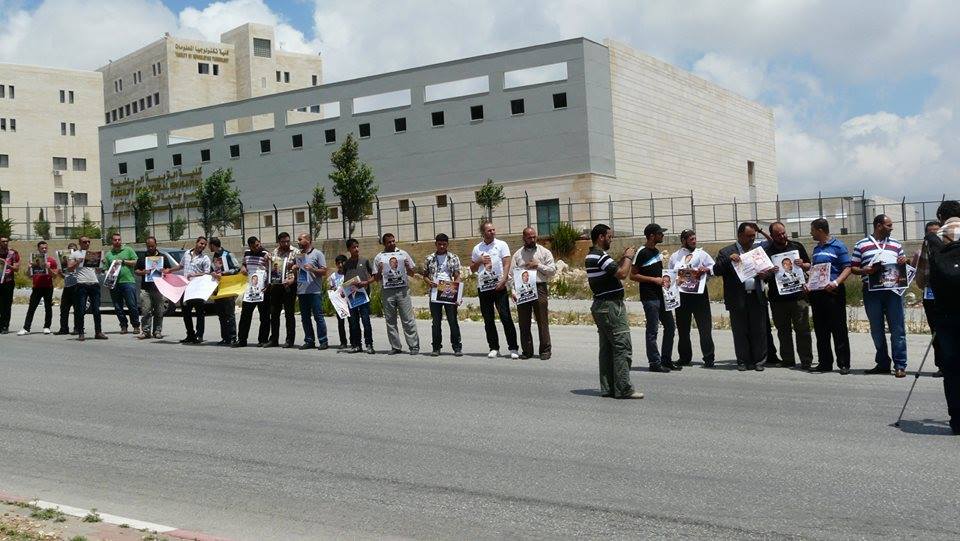 وقفة تضامنية مع القيادي أبو عون أمام سجن الجنيد