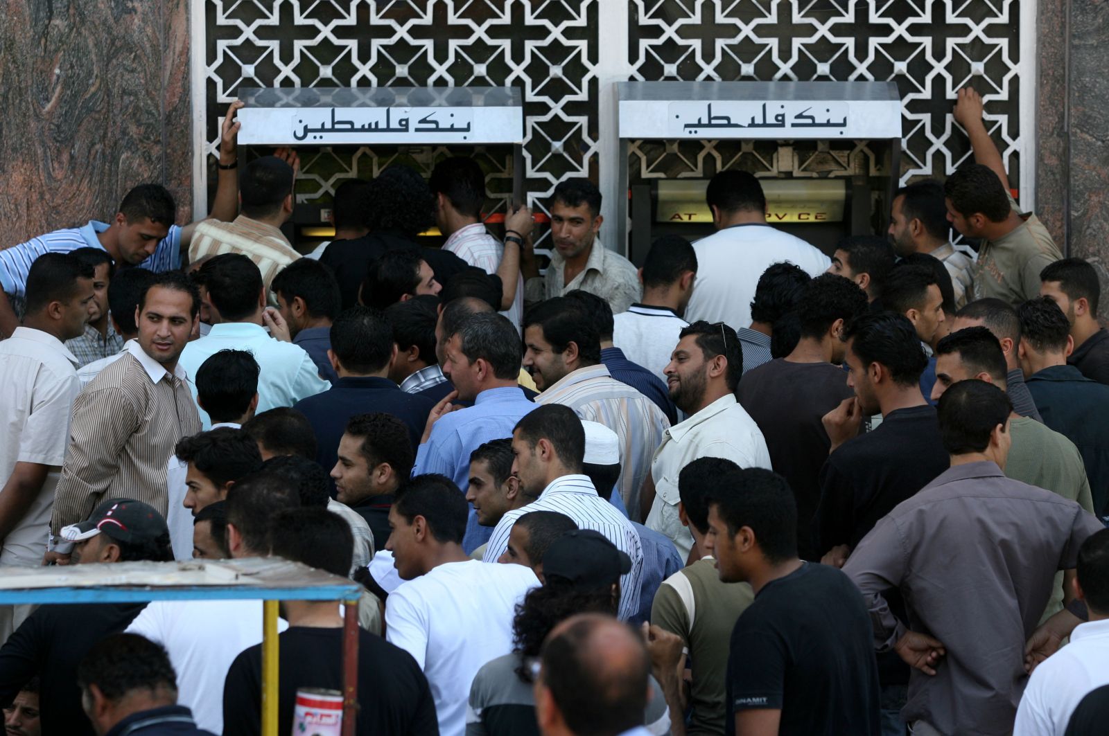 موظفو غزة يغلقون البنوك وحماس تحذر من التمييز
