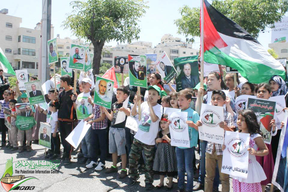 وقفة تضامنية لأطفال الأسرى المضربين في الخليل