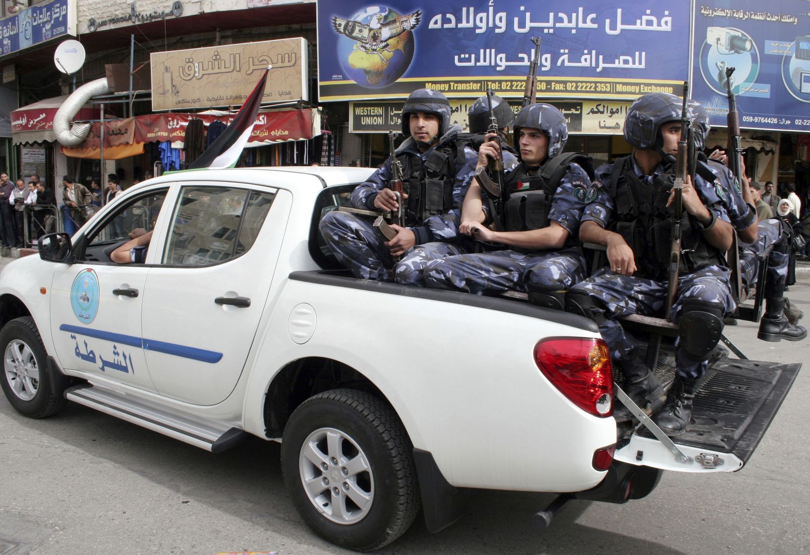 صحيفة الاستقلال تتهم أمن السلطة بملاحقة موزعيها في الضفة
