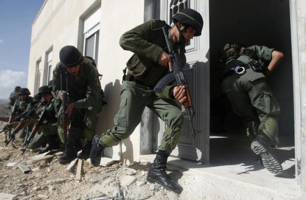 المئات من عائلة قفيشة تغلق شارع عين سارة في الخليل