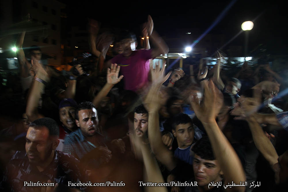 (صور) أسر أرون يمسح أحزان الغزيين بعد محرقة الشجاعية (تقرير)