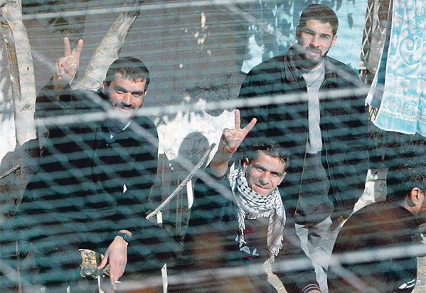 تسمم 24 أسيراً في معتقل حوارة