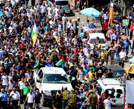 مئات المواطنين الغاضبين يشيعون الشهيد أبو حامد في قلقيلية