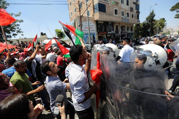 اعتقالات خلال قمع السلطة مسيرة تضامنية مع غزة والقدس بالخليل