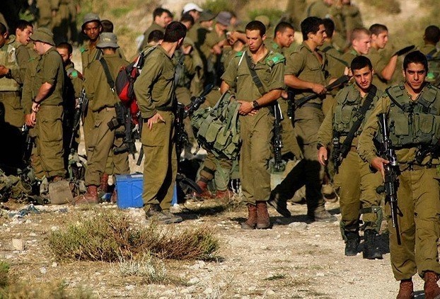 بعد نجاتهم من الموت في غزة..كتيبة تابعة لجولاني تؤدي صلاة الشكر