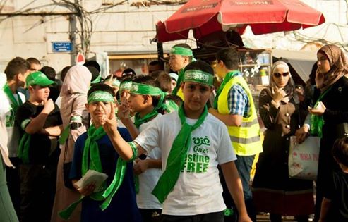 مواطنو رام الله سعيدون بمقاومة غزة وأناشيدها
