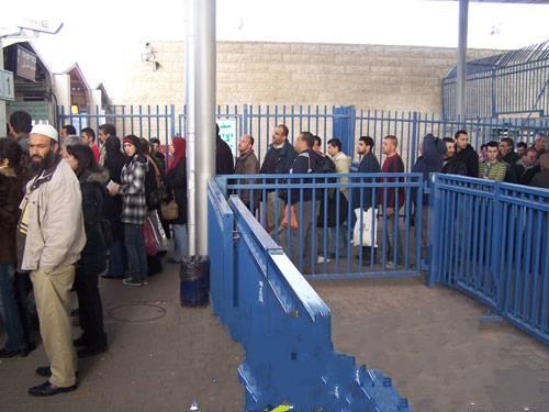 مقاوم فلسطيني يطلق النار على حاجز قلنديا