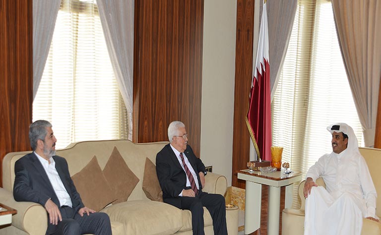 أمير قطر يبحث مع مشعل وعباس سبل وقف العدوان على غزة