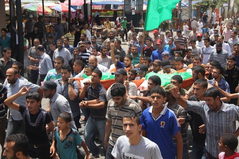 شهيدان أحدهما طفل بقصف الاحتلال منزليهما في دير البلح