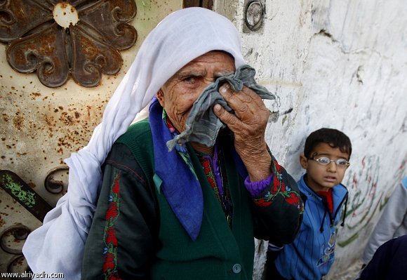الحاجة عائشة.. في بيت إيواء بغزة تعيش هجرتها الرابعة