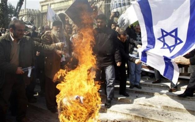 أتراك يهاجمون مقري السفارة والسفير الصهيوني بأنقرة