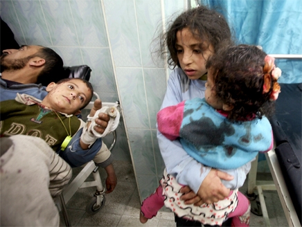 إصابة 27 فلسطينيًّا في قصف طائرات الاحتلال لمنزل وسط مدينة غزة