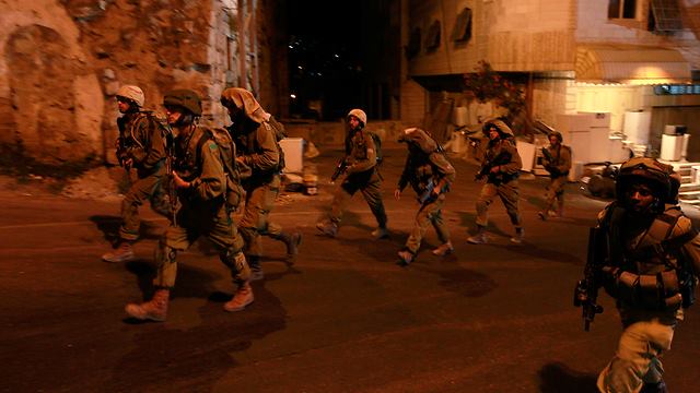 الاحتلال يداهم الخليل بحثًا عن المطاردين القواسمة وأبو عيشة