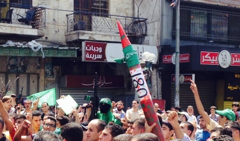 معرض في النجاح وبيان يحيي انتصار غزة في الخليل