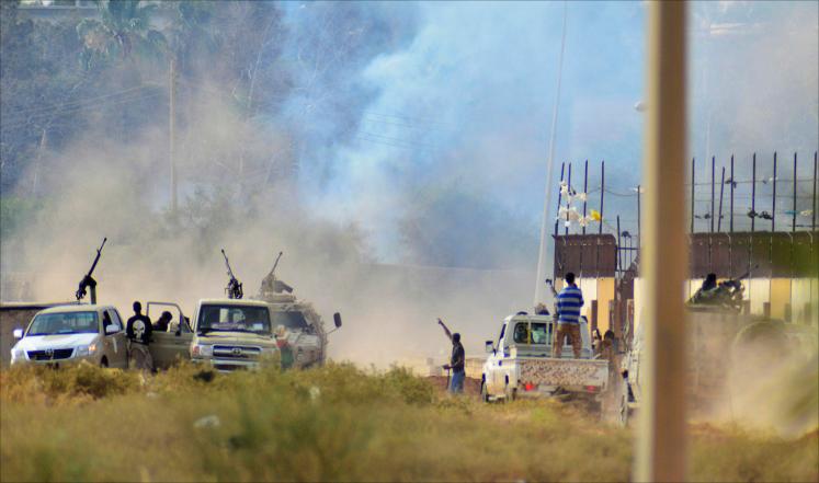 مواجهات عنيفة في العاصمة الليبية.. وعائلات عالقة وسط الرصاص