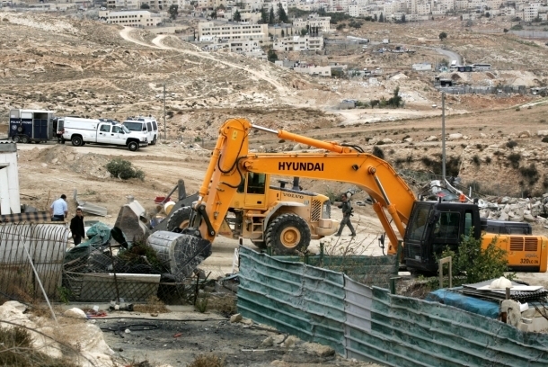 الاحتلال يهدم 5 منازل لعرب الهذالين بالخليل