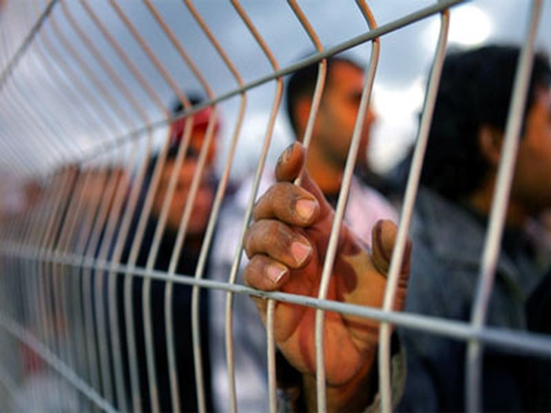 ثمانية أسرى يدخلون سنوات جديدة داخل سجون الاحتلال